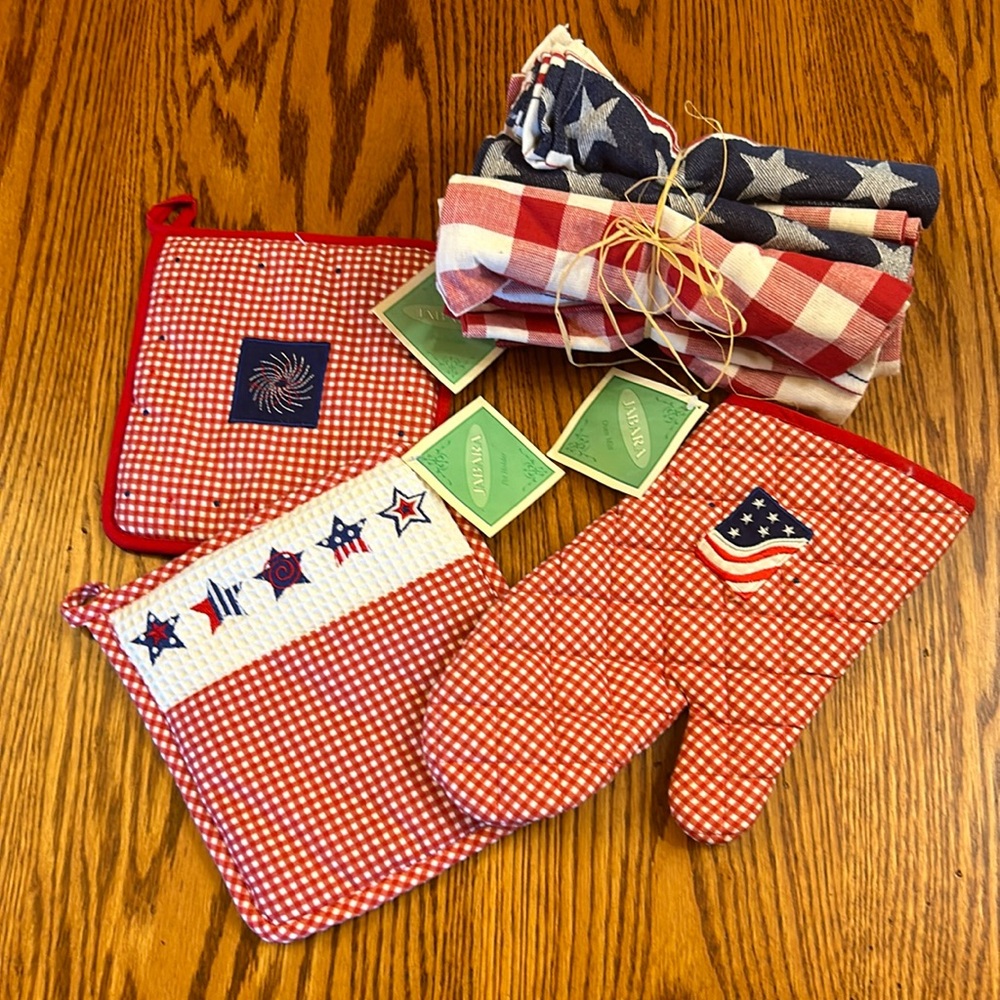 NWT Patriotic American Flag Kitchen Bundle of 3 Pot Holders and 8 Tea Towels